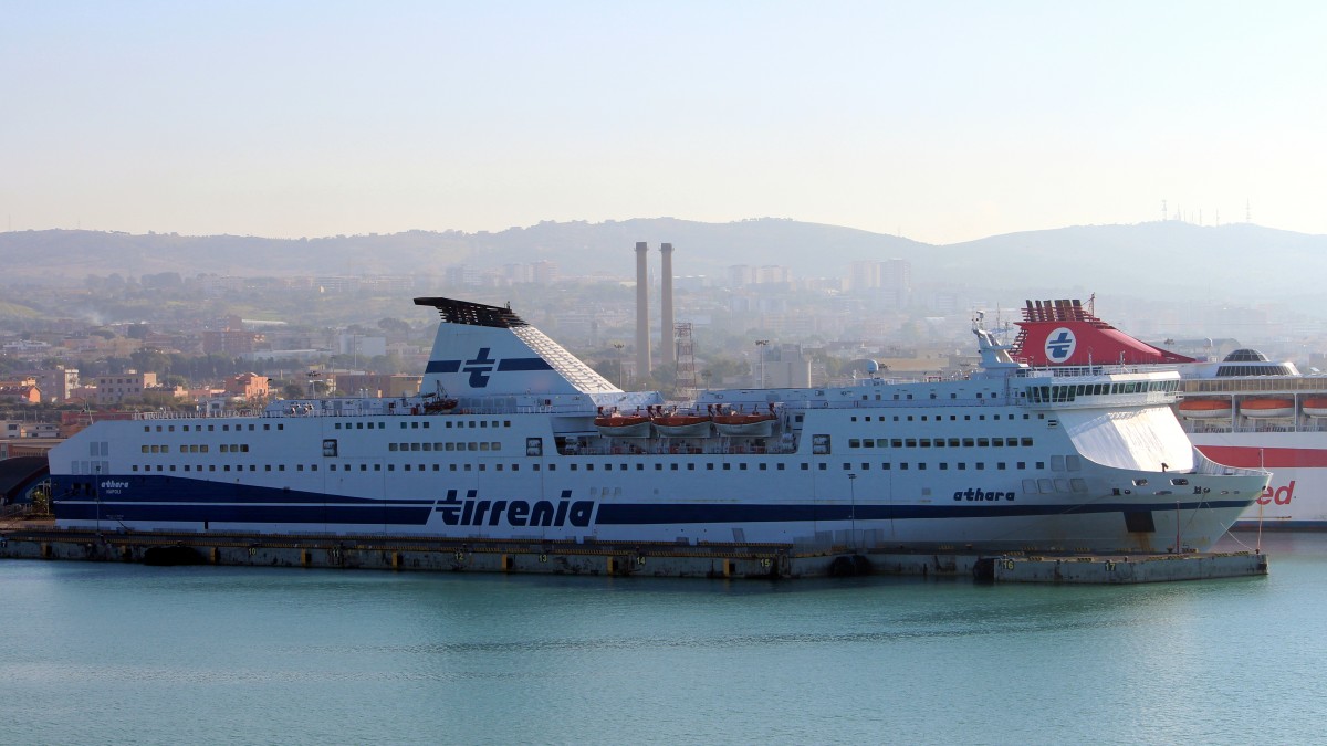 Die Fähre Athara am 26.10.2013 im Hafen von Civitavecchia.