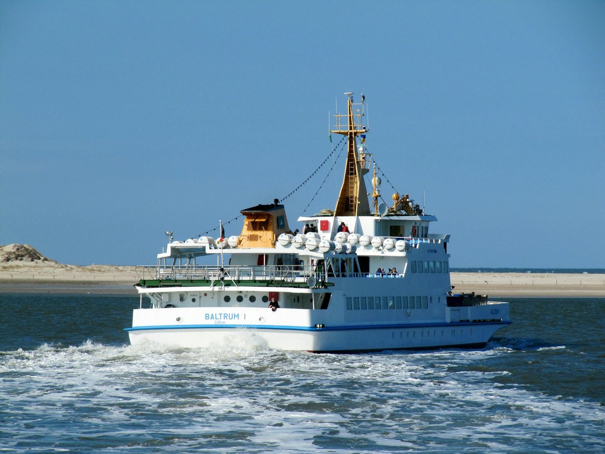 Die Fähre Baltrum I (IMO 7600562 , 45,46 x 12m) am 01.04.2018 auf dem Weg nach Baltrum , hier am Östlichen Ende von Norderney.