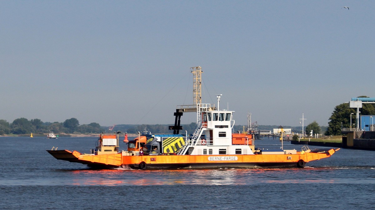 Die Fähre Berne-Farge am 15.08.2013 auf der Weser.