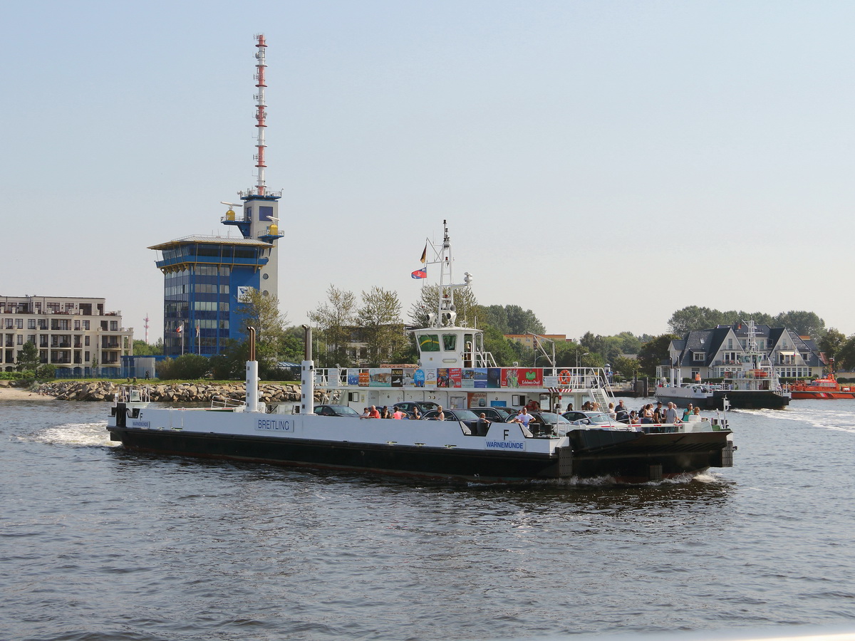 Die Fähre  Breitling  hat in Hohe Düne abgelegt und überquert die Warnow in Rostock - Warnemünde am 30. August 2017