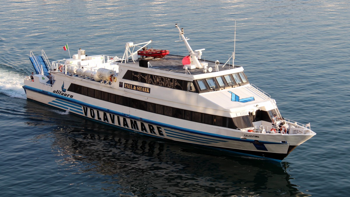 Die Fähre Celestina am 25.10.2013 bei der Einfahrt in den Hafen von Neapel.