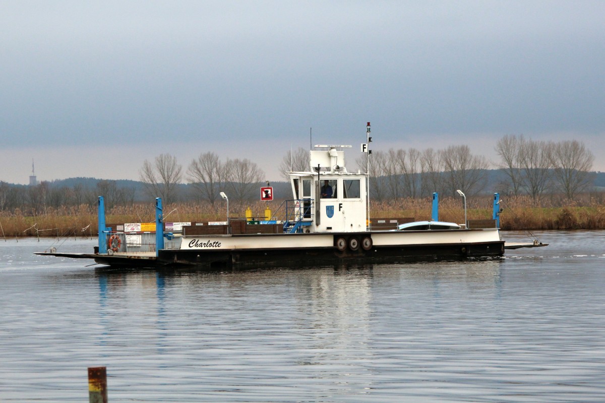 Die Fähre Charlotte verbindet die beiden Landkreise Ketzin und Schmergow. Ihr  Revier  ist die Havel , hier am 07.12.2015.