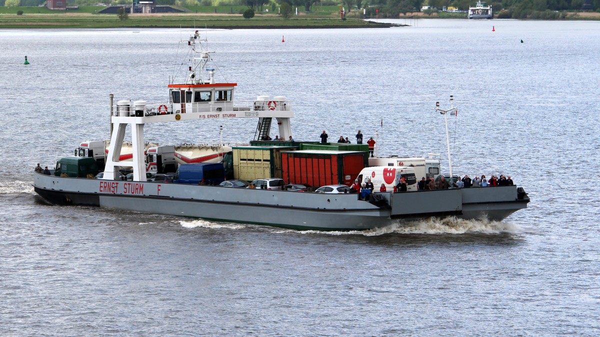 Die Fähre Ernst Sturm am 23.05.2013 auf der Elbe vor Glückstadt.