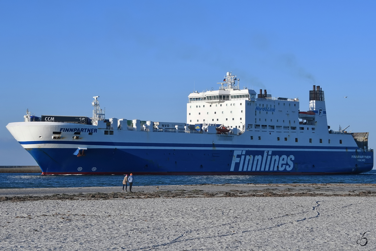 Die Fähre Finnpartner (IMO: 9010163) auf dem Weg zum Skandinavienkai in Travemünde. (April 2019)