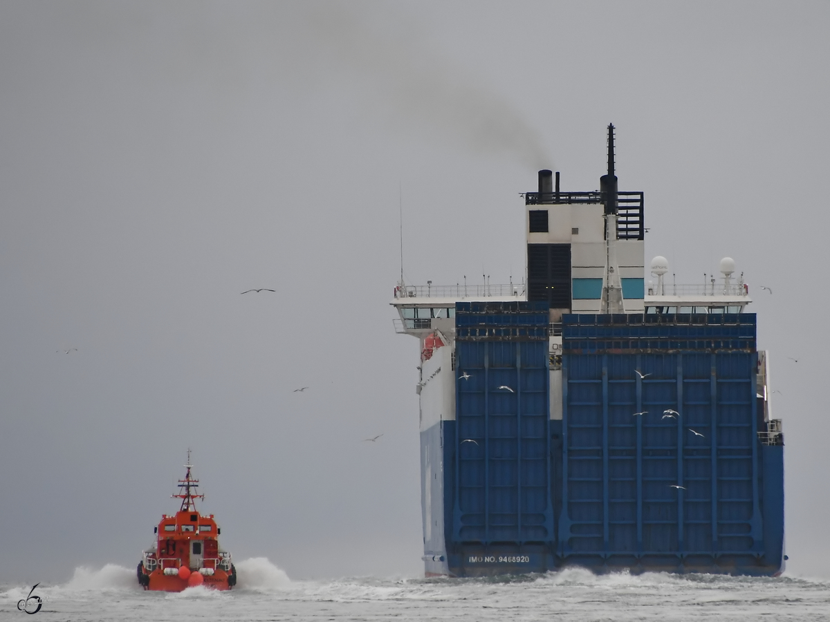 Die Fähre Finnwave (IMO: 9468932) und das Lotsenschiff Pilot Holtenau (MMSI: 211533730) verlassen Travemünde. (April 2019)