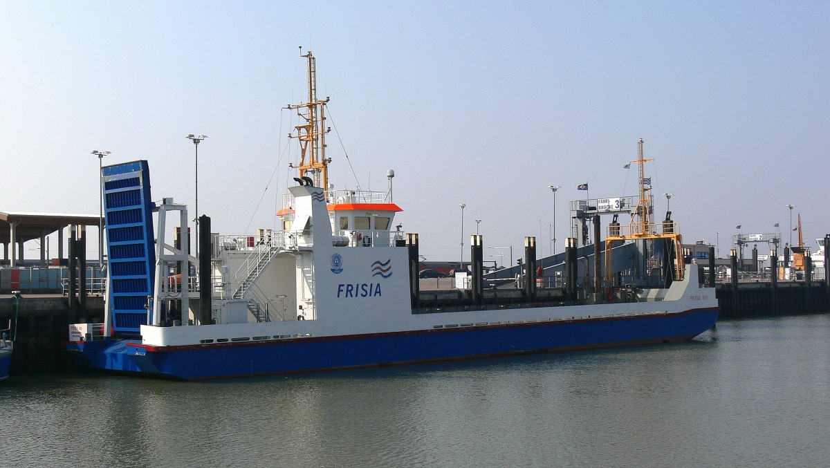 Die Fähre Frisia am 29.03.2014 im Hafen von Norddeich. Sie ist 64m lang und 13m breit.