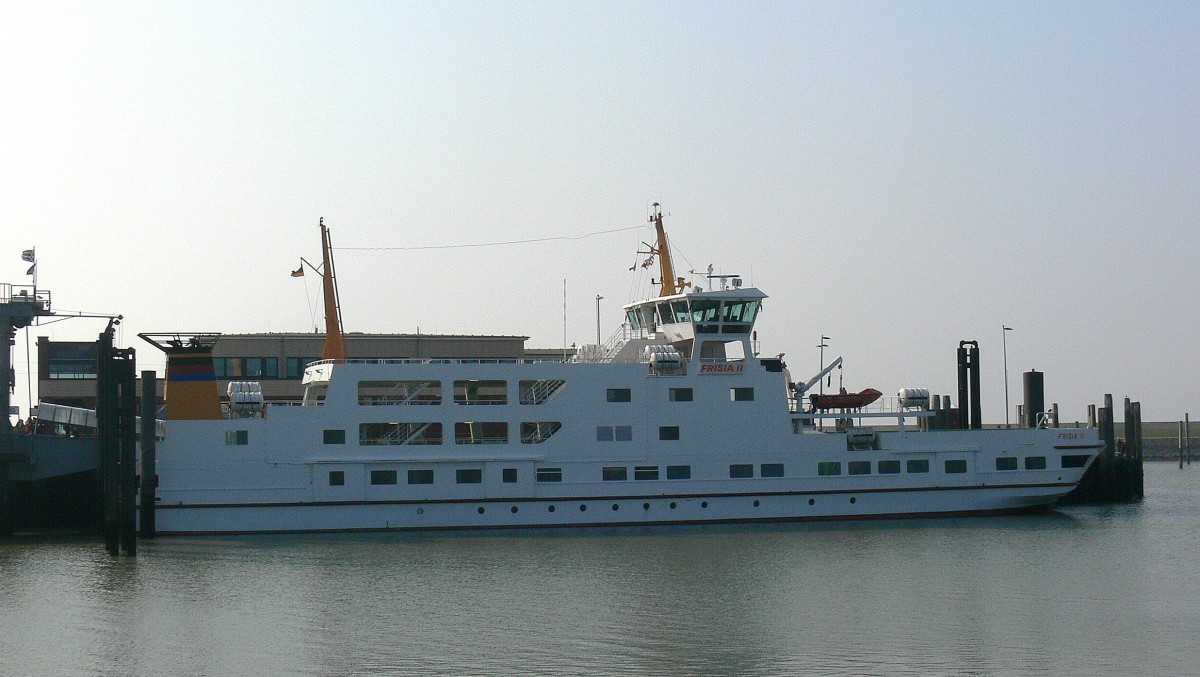 Die Fähre Frisia II am 29.03.2014 im Hafen von Norddeich. Sie ist 65m lang und 12m breit.