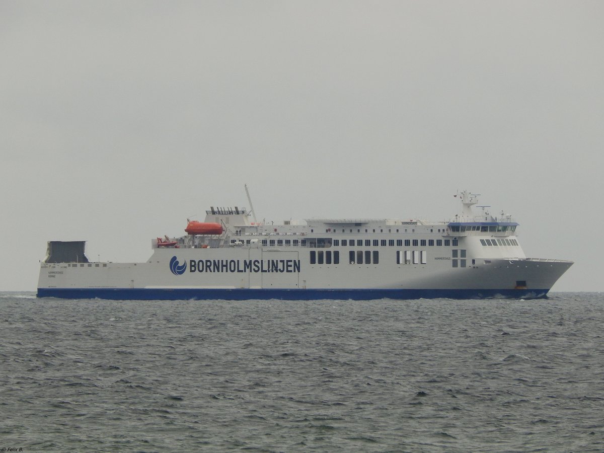 Die Fähre  HAMMERSHUS  von BORNHOLMSLINJEN bei ungemütlichem Herbstwetter vor Sassnitz am 29.09.2019