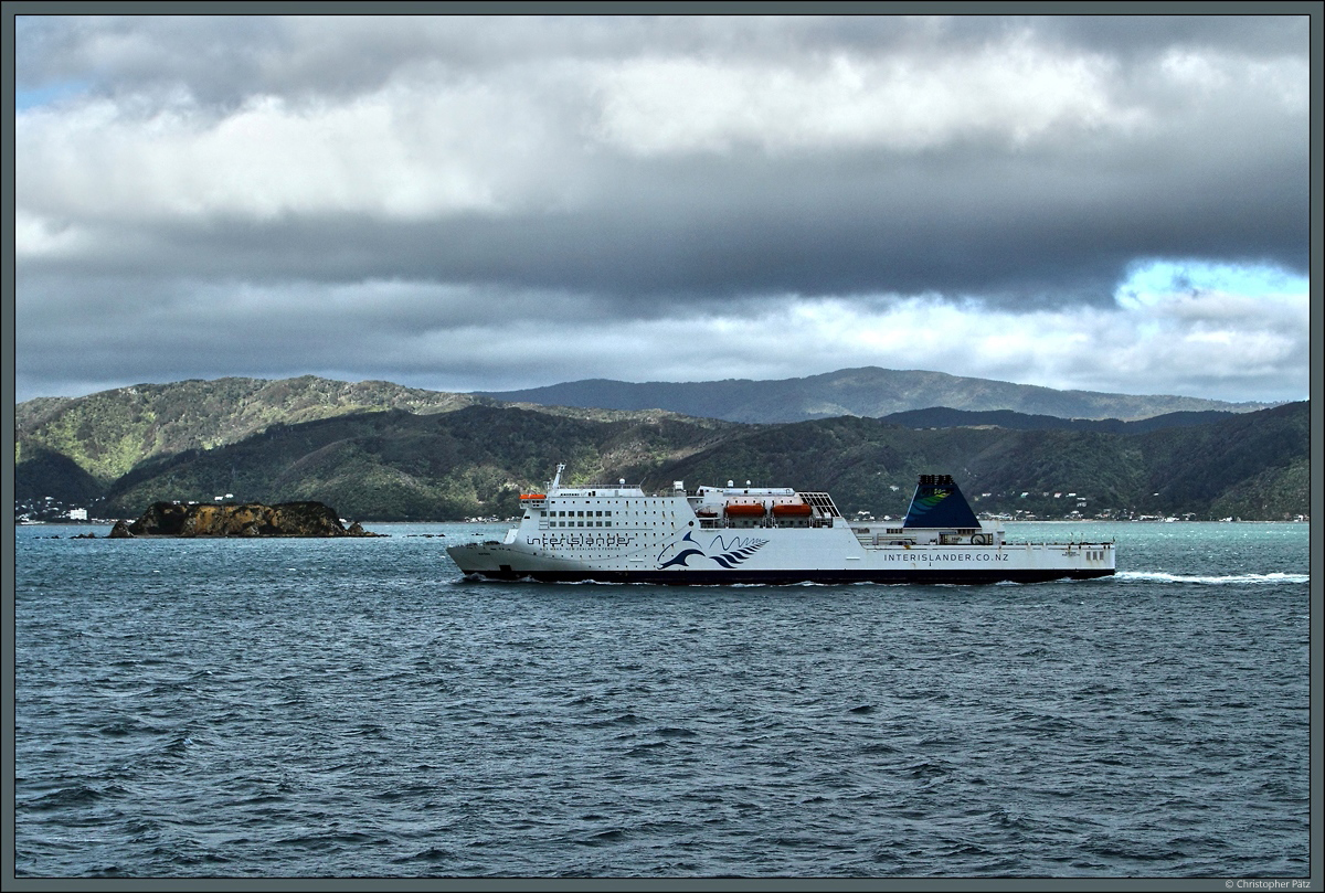 Die Fähre Kaitaki der Interislander im Wellington Habour nahe der kleinen Insel Ward Island. (19.10.2016)