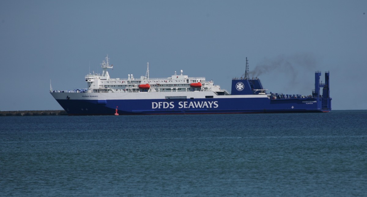Die Fähre  Kaunas Seaways  , Heimathafen Klaipeda läuft in den Fährhafen Sassnitz ein.
Sie hat noch nicht gedreht.15.07.2014 13:37 Uhr.