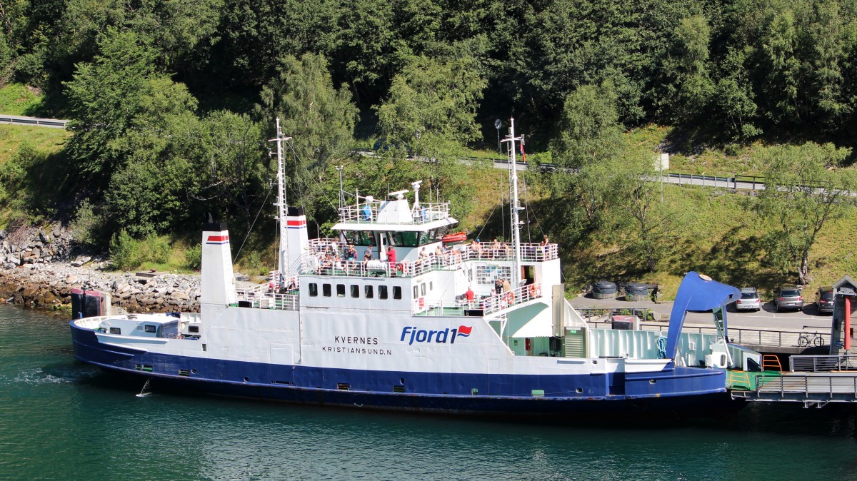 Die Fähre Kvernes am 19.07.2014 am Fähranleger von Geiranger.