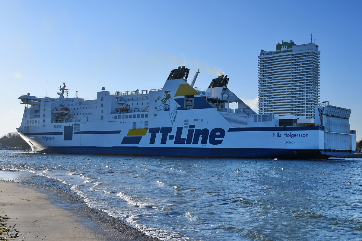 Die Fähre Nils Holgersson (IMO: 9217230) auf dem Weg nach Travemünde. (April 2019)