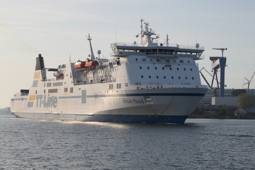 Die Fähre ohne Strumpfhose(Robin Hood)auf ihrem Seeweg von Rostock nach Trelleborg beim Auslaufen in Warnemünde.31.10.2019