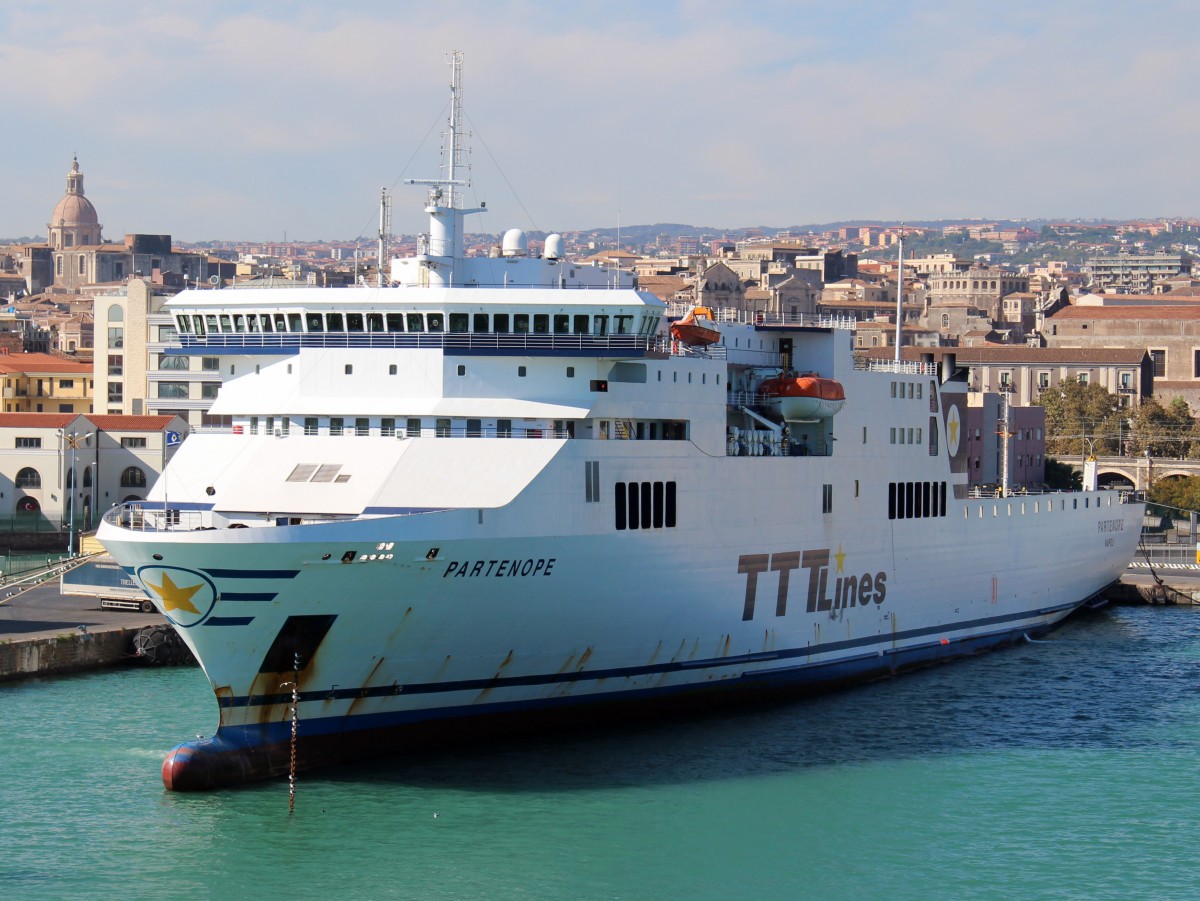 Die Fähre Partenope am 24.10.2013 im Hafen von Catania.