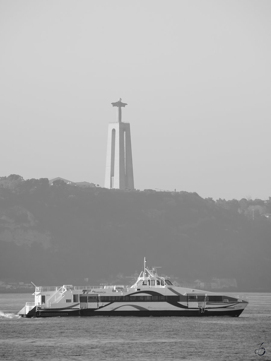 Die Fähre  Pedro Nunes  im Januar 2017 auf dem Tejo in Lissabon.