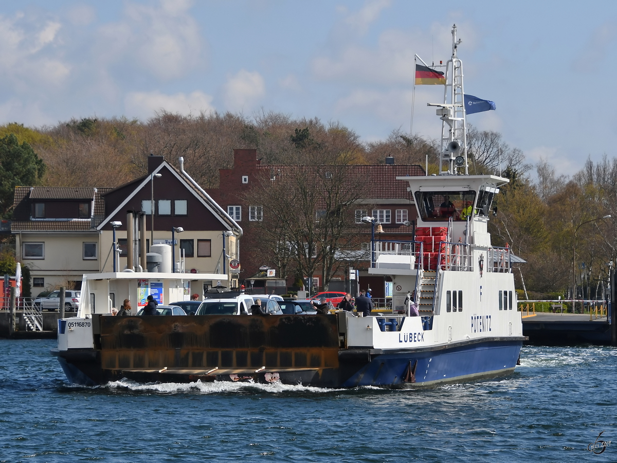 Die Fähre Pötenitz (ENI: 05116870) verlässt Priwall auf den kurzen Weg nach Travemünde. (April 2019)