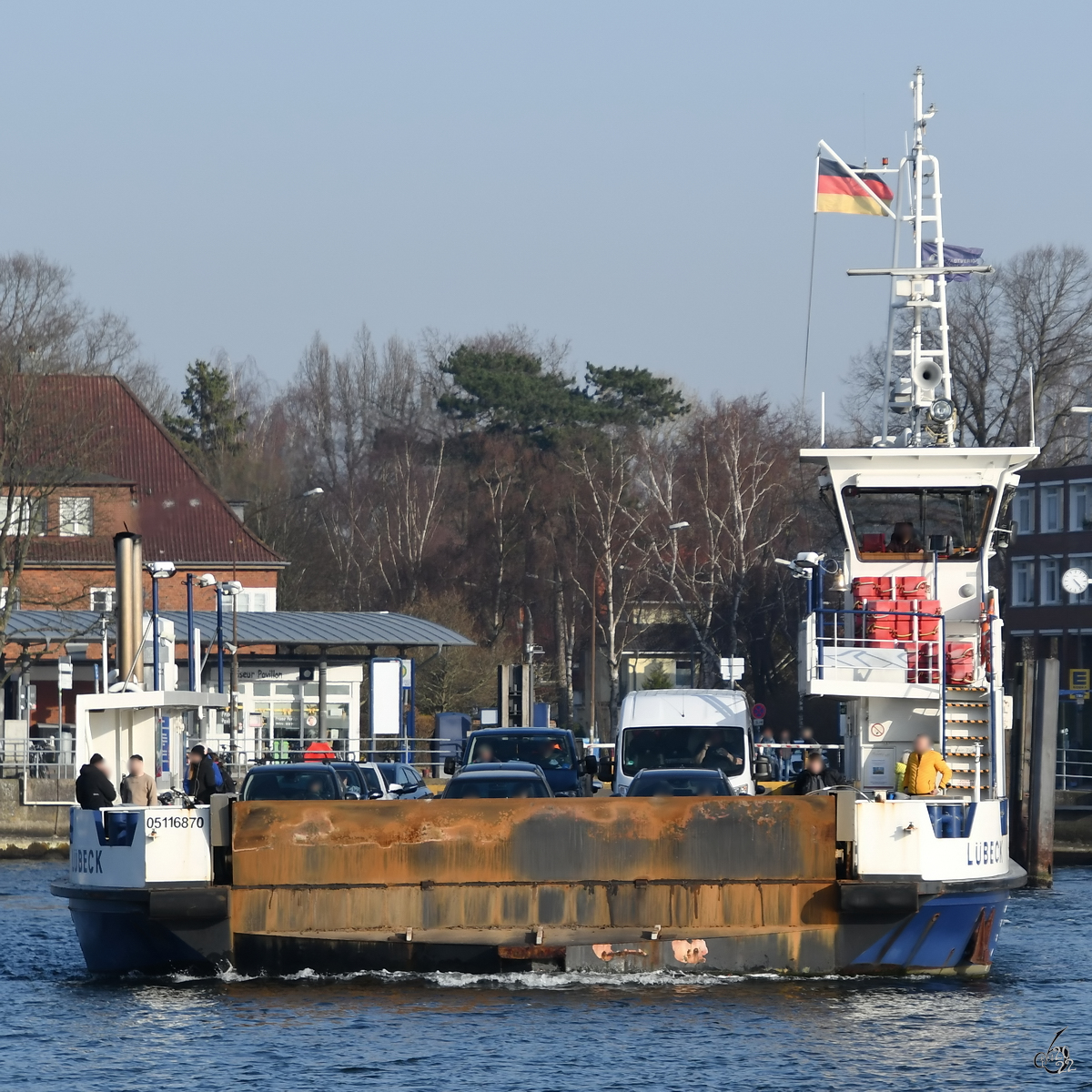 Die Fähre Pötenitz (ENI: 05116870) ist hier Ende März 2022 bei der Fahrt von Priwall nach Travemünde zu sehen.