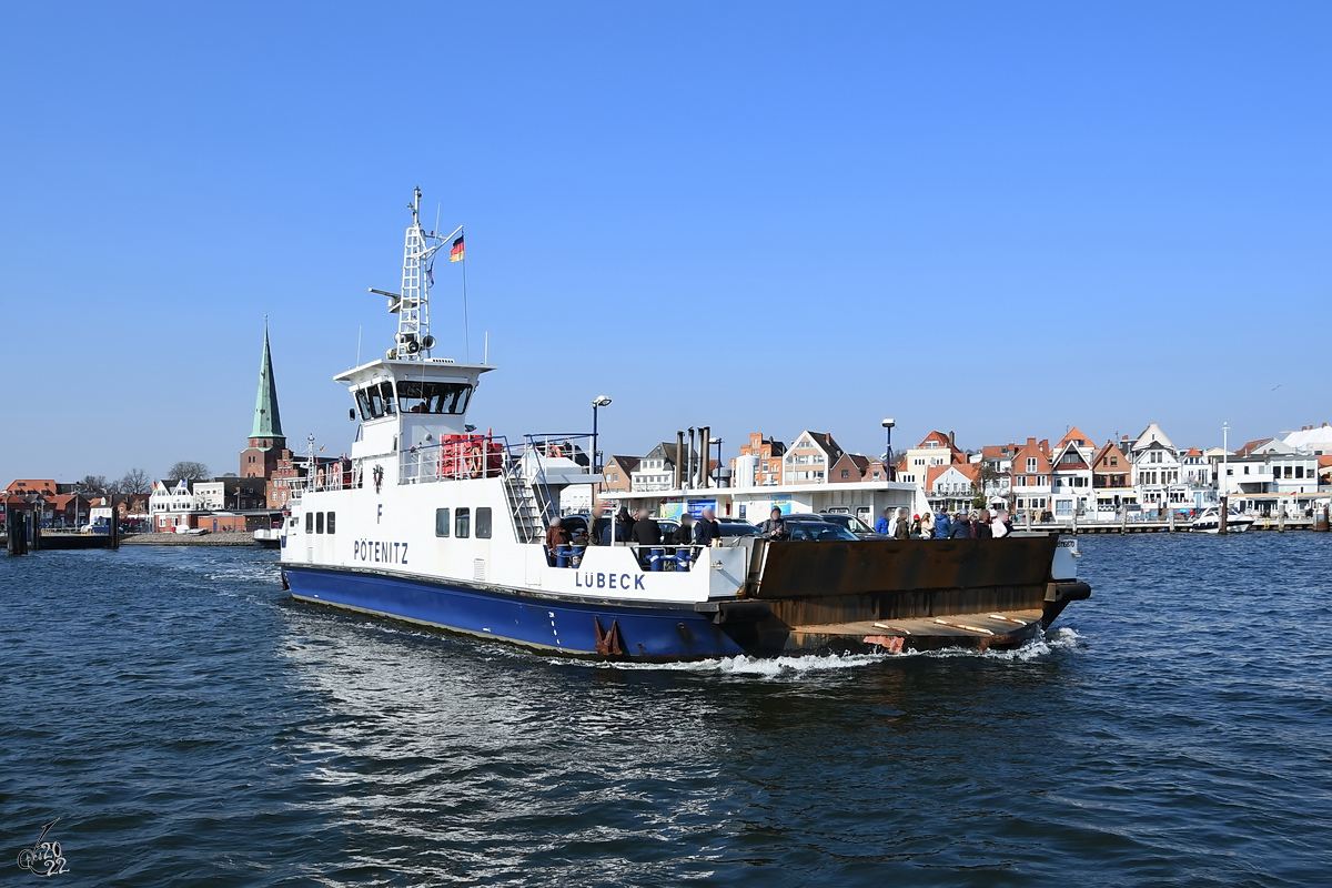 Die Fähre Pötenitz (ENI: 05116870) ist hier Ende März 2022 bei der Fahrt von Travemünde nach Priwall zu sehen.