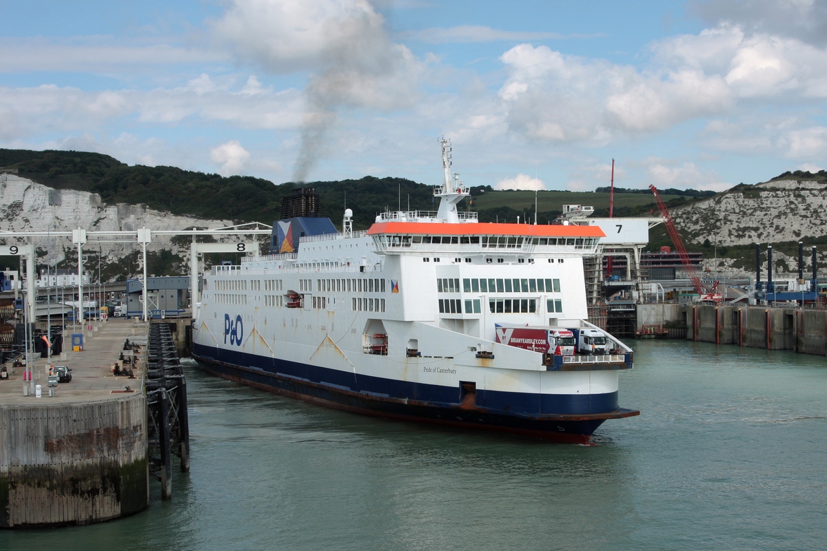 Die Fähre  PRIDE OF CANTERBURY  der P&O (IMO 9007295, Indienststellung 04.01.1992) während des Ablegens im Hafen von Dover am 02.09.2015