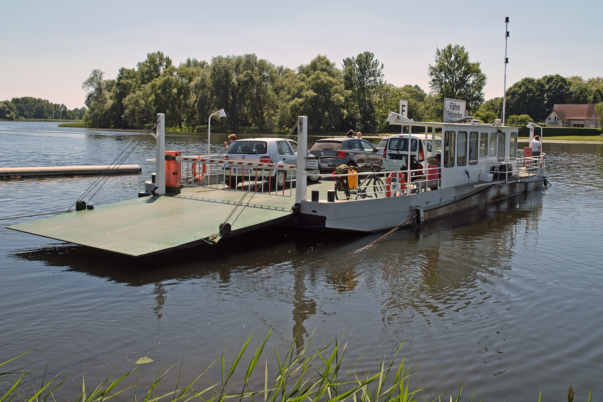 Die Fähre Pritzerbe zwischen dem Havelseer Ortsteil Pritzerbe und dem Gemeindeteil Kützkow wird mit einem 30-PS-Dieselmotor angetrieben, der über Kettenräder auf eine
quer in der Havel verlegte Kette wirkt und so die etwa 170 Meter in wenigen Minuten zurücklegt. Am 05.06.2015 war das kleine Gefährt gut ausgelastet.  