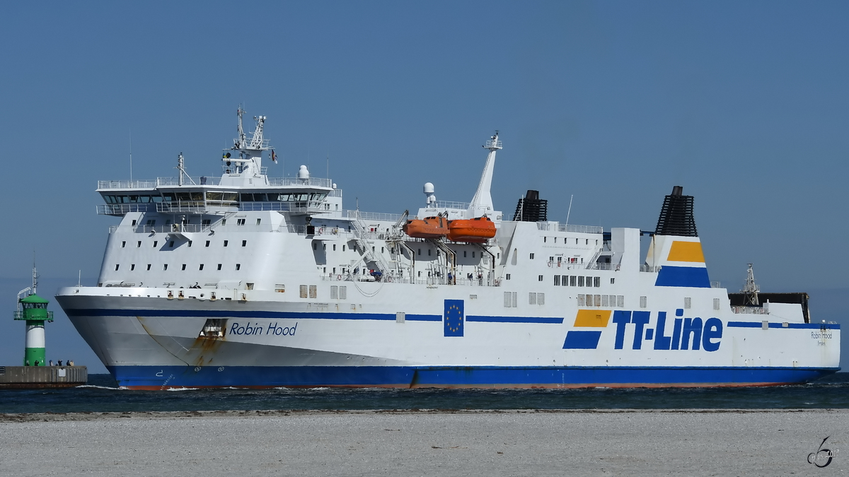 Die Fähre Robin Hood (IMO: 9087477) auf dem Weg zum Skandinavienkai in Travemünde. (April 2019)