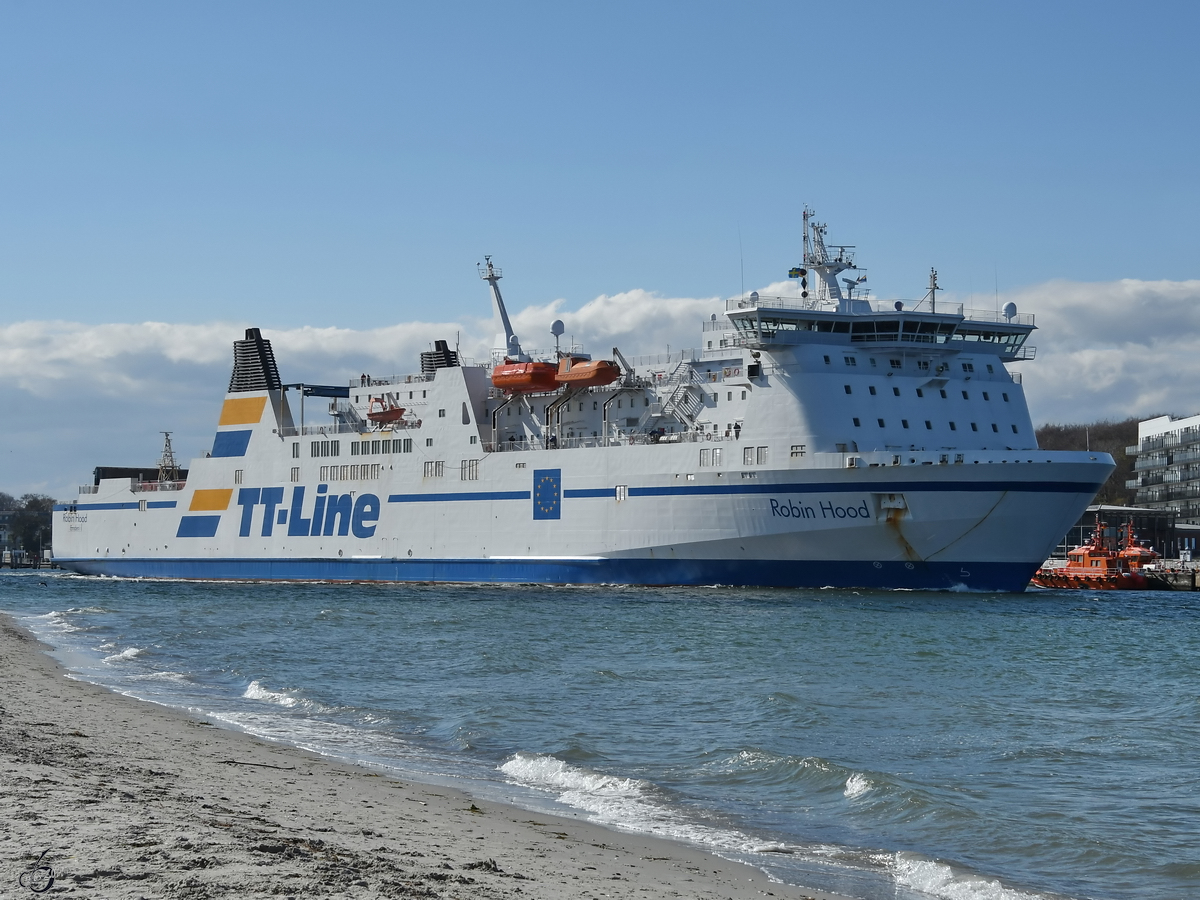 Die Fähre Robin Hood (IMO: 9087477) auf dem Weg zur Ostsee. (Travemünde, April 2019)