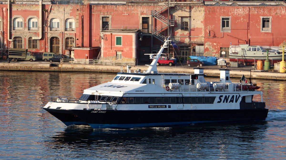 Die Fhre Snav Aries am 25.10.2013 beim Auslaufen aus dem Hafen von Neapel.