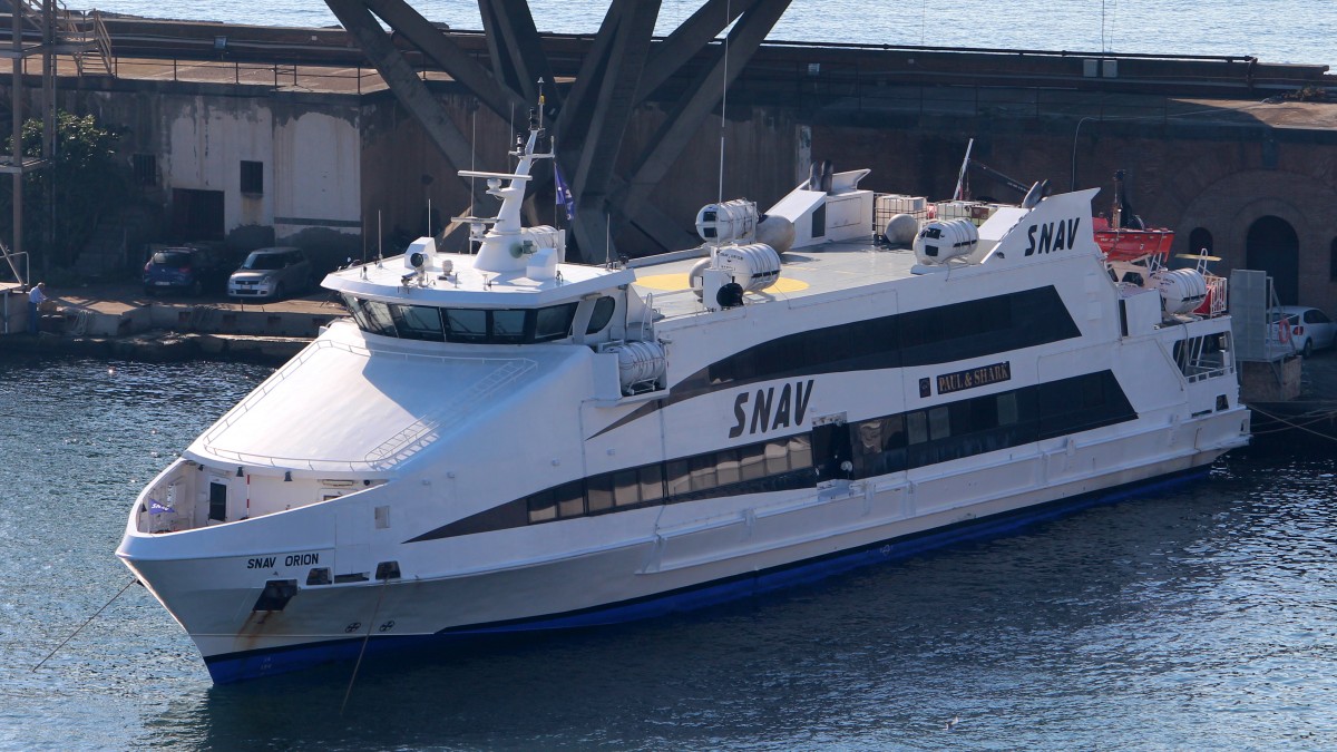 Die Fähre Snav Orion am 25.102013 im Hafen von Neapel. Sie ist 49m lang und 8m breit.