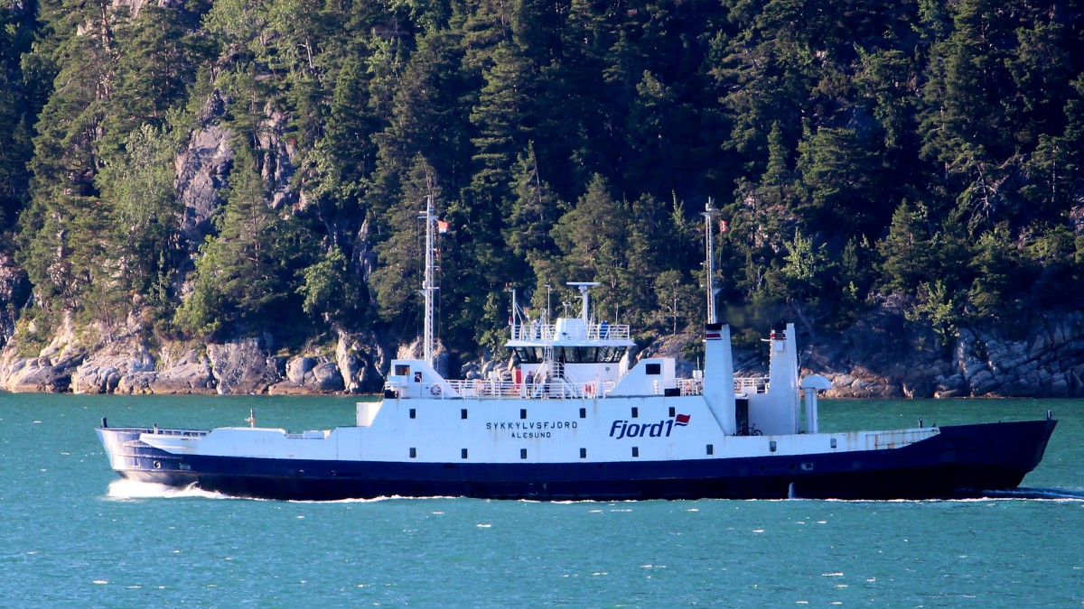 Die Fähre Sykkylvsfjord am 19.07.2014 im Geirangerfjord. Sie ist64m lang und 11m breit.