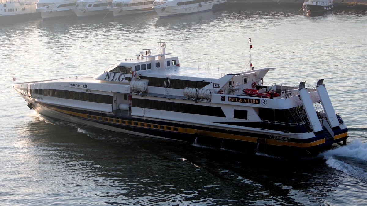 Die Fähre Vesuvio Jet am 25.10.2013 im Hafen von Neapel.