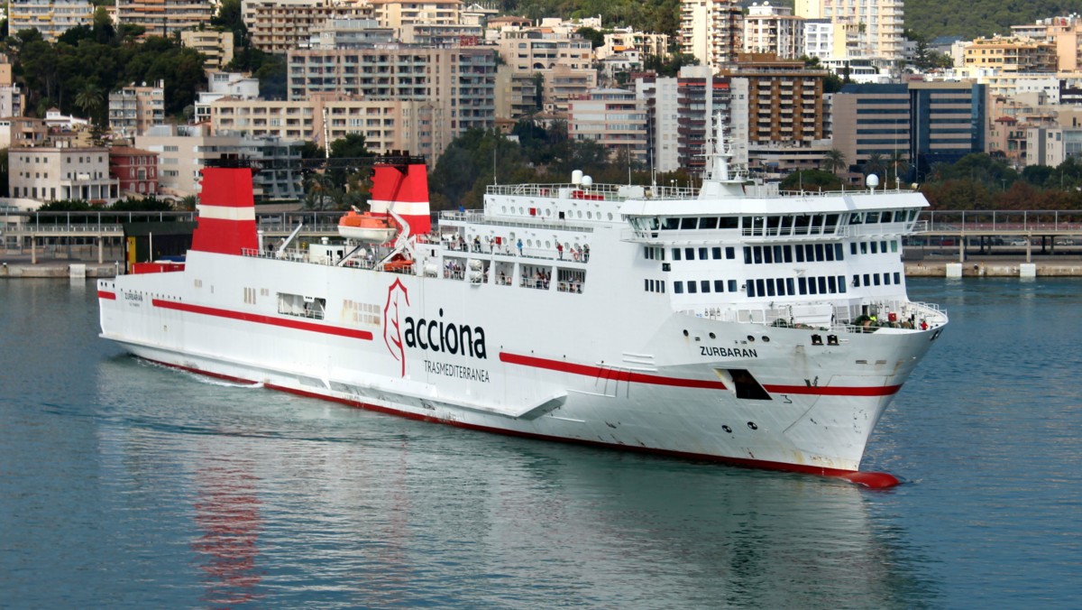 Die Fhre Zurbaran bei der Ausfahrt aus dem Hafen von Palma de Mallorca am 15.10.2013