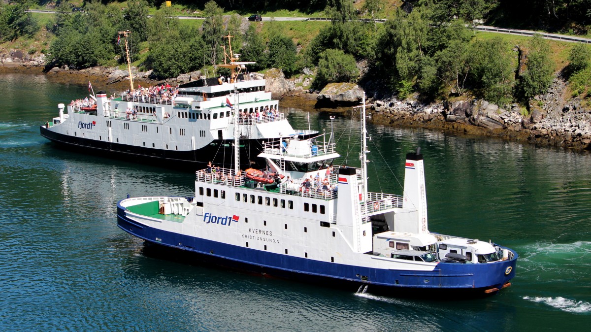 Die Fähren Kvernes und Bolsoy am 19.07.2014 im Geirangerfjord.