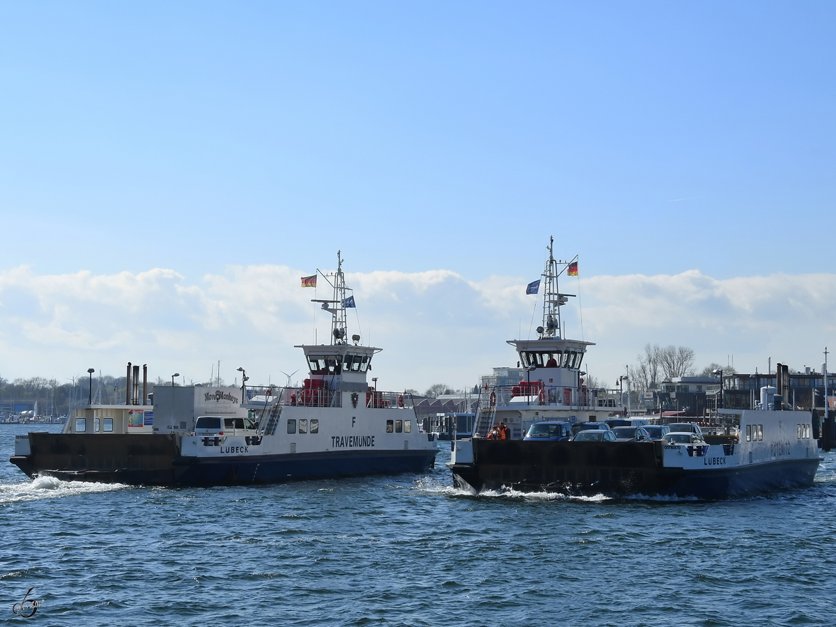 Die Fähren Pötenitz (ENI: 05116870) & Travemünde (ENI: 05116930) bei der Überfahrt von Priwall nach Travemünde und umgekehrt. (April 2019)