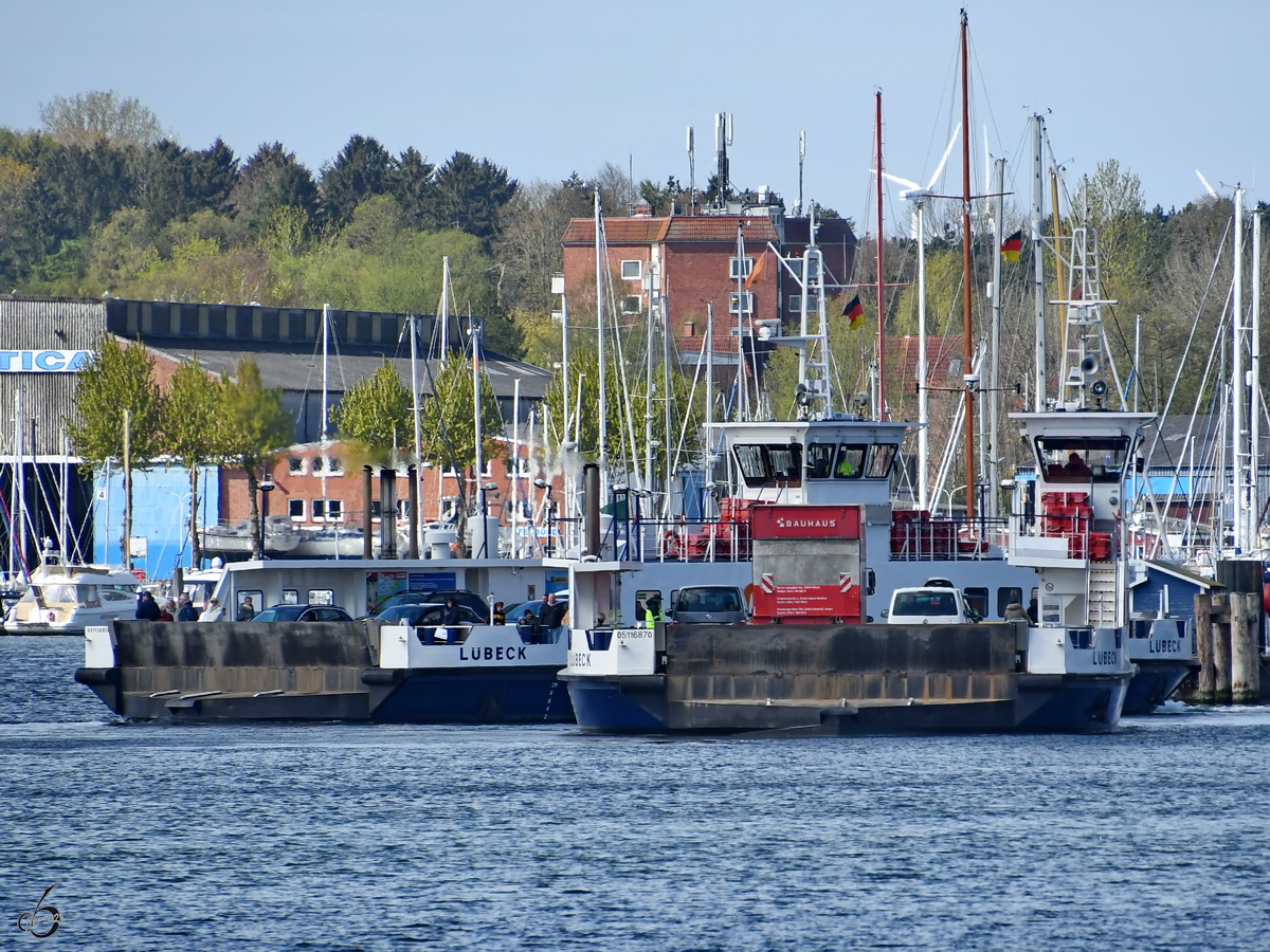 Die Fähren Pötenitz (ENI: 05116870) und Travemünde (ENI: 05116930) begegnen sich beim Pendeln zwischen Priwall und Travemünde. (Mai 2023)