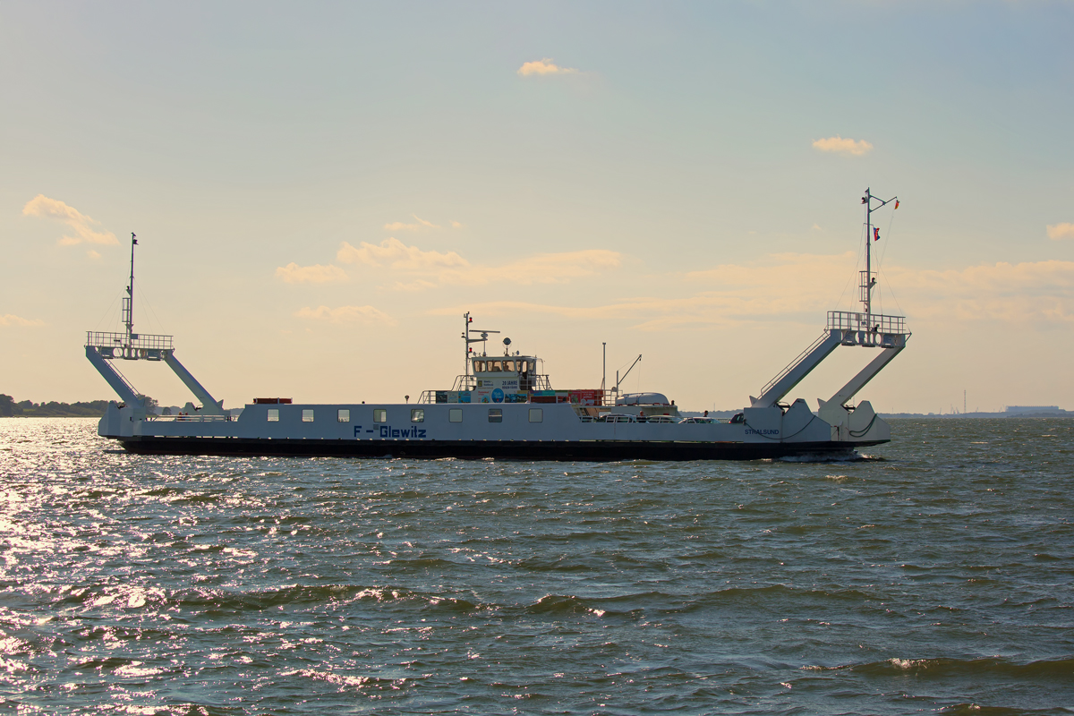 Die Fähren Stahlbrode und Glewitz zwischen Festland und der Insel Rügen. 23.06.2014