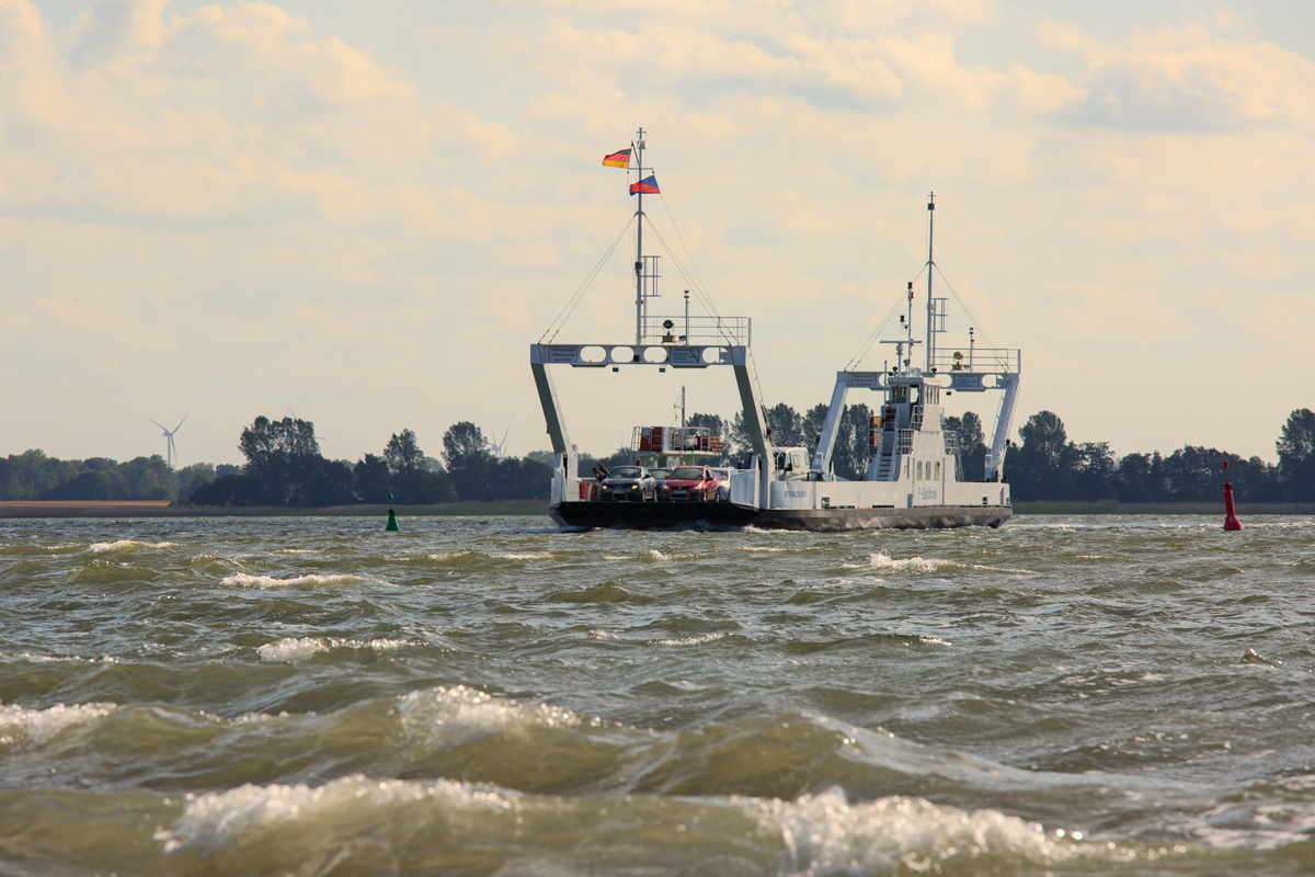 Die Fähren Stahlbrode und Glewitz zwischen Festland und der Insel Rügen. 23.06.2014