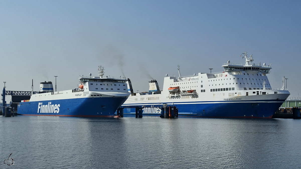 Die Fährschiffe FINNPULP (IMO: 9212644) und FINNFELLOW (IMO: 9145164) sind hier Seite an Seite im Travemünder Fährhafen zu sehen. (März 2022)