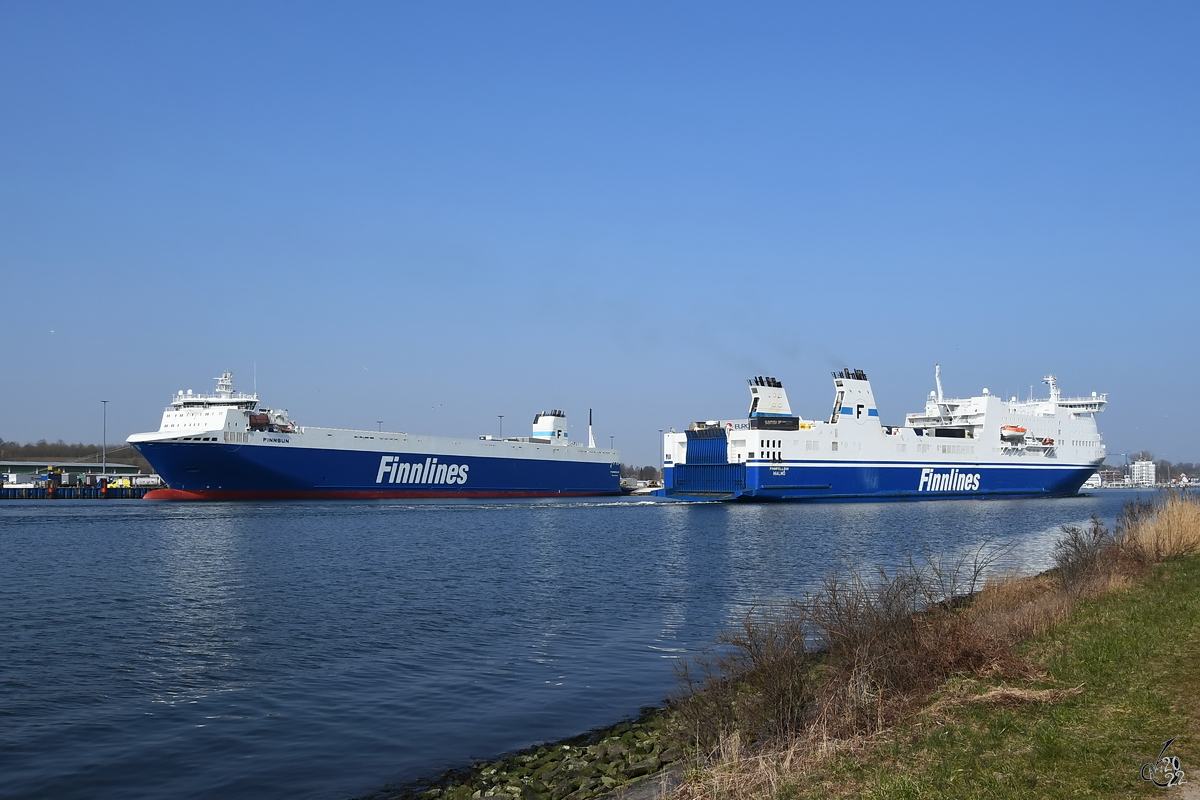 Die Fährschiffe FINNSUN (IMO: 9468918) und FINNFELLOW (IMO: 9145164) sind hier Ende März 2022 im Hafen von Travemünde zu shen