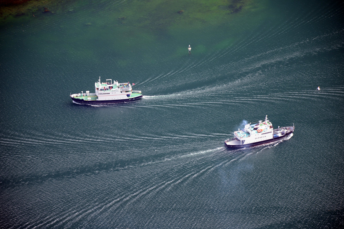 Die Fahren zwischen Gudvangen und Kaufunger auf dem Nærøyfjord in Norwegen. Rechts im bild ist die HSkånevik« zu sehen. Länge: 44,31 Meter. Breite: 9,91 Meter. Tiefgang: 2,83 Meter. Seitenhöhe: 3,65 Meter. Passagiere: 350. PKW-Einheiten: 20. Geschwindigkeit: 12 Kn. Baujahr: 1967. Aufnahme: 16. Juli 2018.