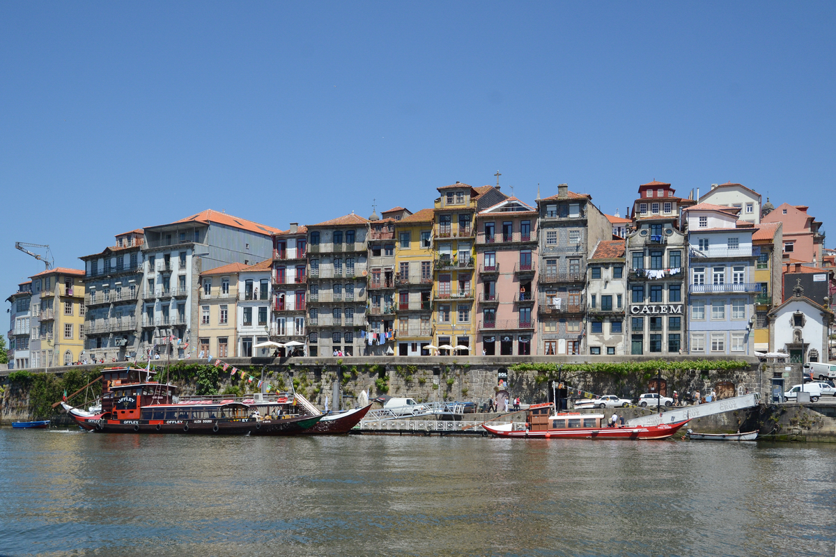 Die Fahrgastschiffe  Arlem Douro  &  Proa Douro  warten auf neue Gäste (Porto, Mai 2013)