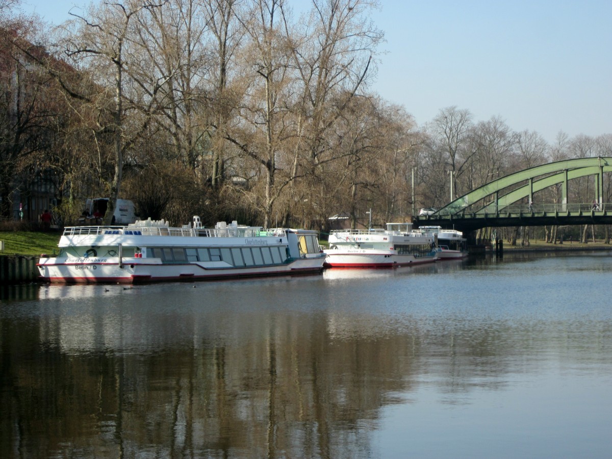 Die Fahrgastschiffe Charlottenburg , Fortuna ! und Spreekrone am 10.03.2014 in Berlin-Charlottenburg. Jetzt beginnt der Frühjahrsputz - die Saison beginnt demnächst.