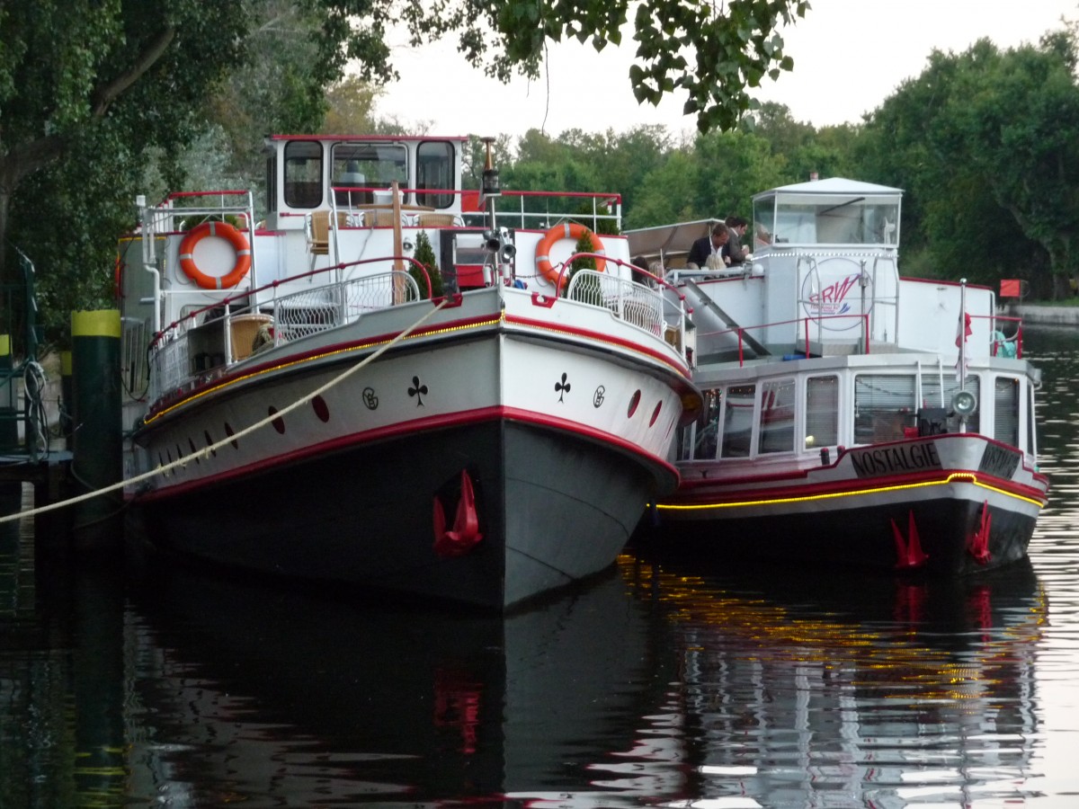 Die Fahrgastschiffe des Familienunternehmens Wolff MS  Nostalgie  & MS  Kreuz As . Hier im Heimathafen Tegeler Weg in Berlin-Charlottenburg (Gegenber dem Landgericht / Unweit Schloss Charlottenburg).