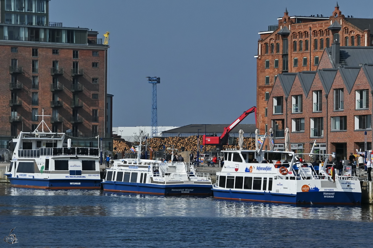 Die Fahrgastschiffe HANSEAT (ENI: 05116800), LÜTTE ADLER (ENI: 05111510) und MS MECKLENBURG (ENI: 05116240) sind hier zusammen im Hafen von Wismar zu sehen. (März 2022)