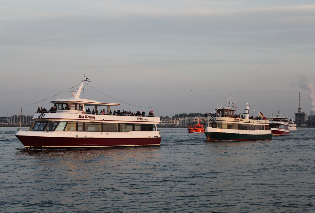 Die Fahrgastschiffe Min Herzig, Käpp´n Brass und Warnow Star am Abend des 06.10.2018 in Warnemünde.