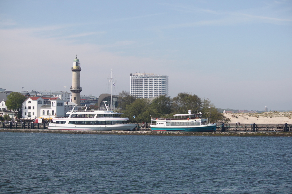 Die Fahrgastschiffe Ostseebad und Selene standen am Vormittag Höhe Teepott in Warnemünde und warteten auf ihre nächsten Einsätze.19.05.2019