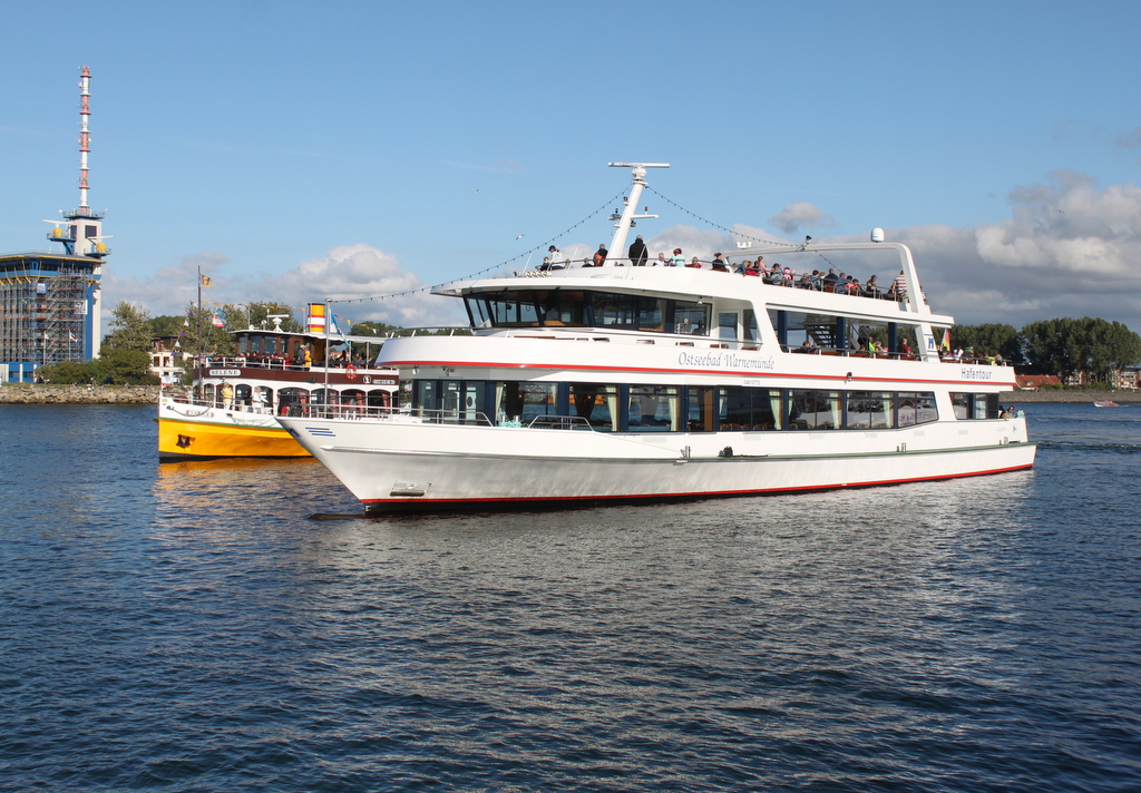 Die Fahrgastschiffe Selene und Ostseebad Warnemünde warteten am Abend des 14.07.2018 in Warnemünde auf das Auslaufen der Aidamar.