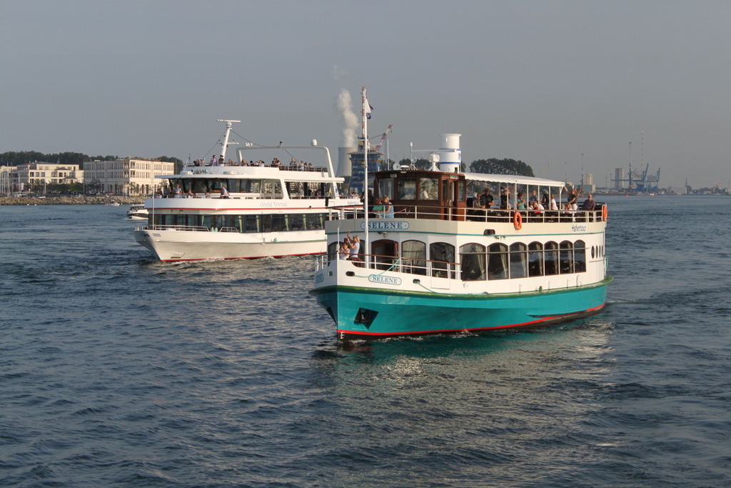 Die Fahrgastschiffe Selene und Ostseebad Warnemünde am Abend des 30.08.2019 in Warnemünde.