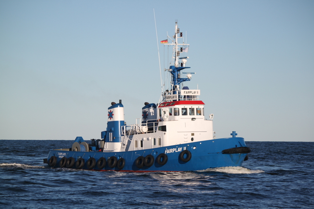 Die FAIRPLAY II auf dem Weg von Wismar nach Rostock-Überseehafen beim Einlaufen in Warnemünde.07.01.2018
 
