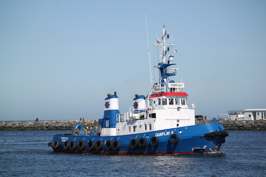 Die FAIRPLAY II wartete am 06.04.2018 in Warnemünde auf die Odysseas