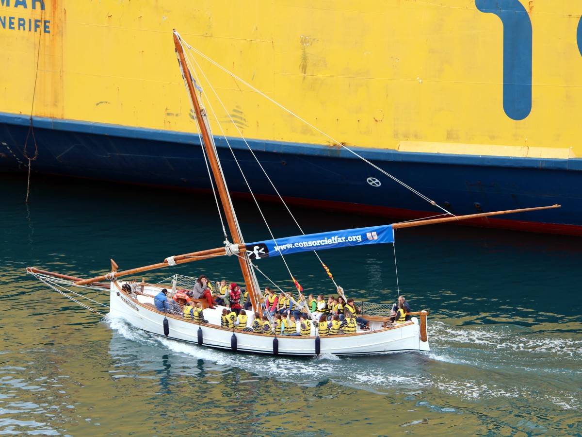 Die Far de Formentera am 30.10.2013 im Hafen von Barcelona.
